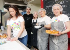 Daļa no ukraiņu boršča komandas – Gaļina Agalakova (pa kreisi), Allas mazdēls Stass, Ļina Furmaņenko, Alla Gorina, šefpavāre Tatjana Verobovaja.