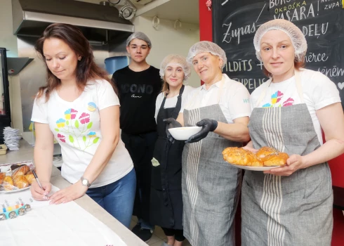Daļa no ukraiņu boršča komandas – Gaļina Agalakova (pa kreisi), Allas mazdēls Stass, Ļina Furmaņenko, Alla Gorina, šefpavāre Tatjana Verobovaja.