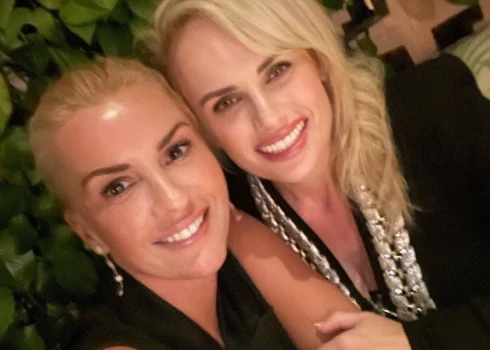 Par mīlas attiecībām ar latvieti Ramonu Agrumu (pa kreisi) aktrise Rebela Vilsone pasaulei vēstīja, soctīklos publiskojot šo foto.