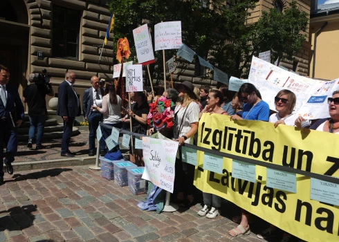 Jauns.lv novēroja, ka protesta dalībnieki pulcējās gan pie Saeimas durvīm, gan arī tuvāk Jēkaba laukumam.