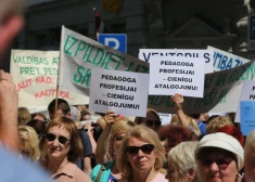 Šodien pusdienlaikā Latvijas izglītības un zinātnes darbinieku arodbiedrība (LIZDA) rīkotajā piketā pie Saeimas sapulcējās virs 1000 pedagogu no visas Latvijas, pieprasot virkni neatliekamu uzlabojumu tajā, kā tiek organizēts pedagogu un skolu darbs valstī.