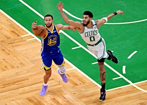 No kreisās: Goldensteitas "Warriors"  Stefens Karijs un Bostonas "Celtics" Džeisons Teitams. Karijs pirmo reizi karjerā atzīts atzīts par finālsērijas vērtīgāko spēlētāju. 