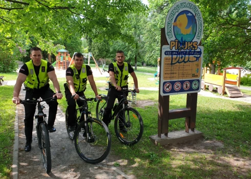 Saldus pašvaldības policija uzrauga kārtību, pilsētu apbraukājot ar velosipēdiem un atklājot briesmīgus ķēpājumus.