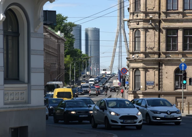 Sastrēgumi uz Vanšu tilta ik gadu rada miljoniem eiro lielus zaudējumus