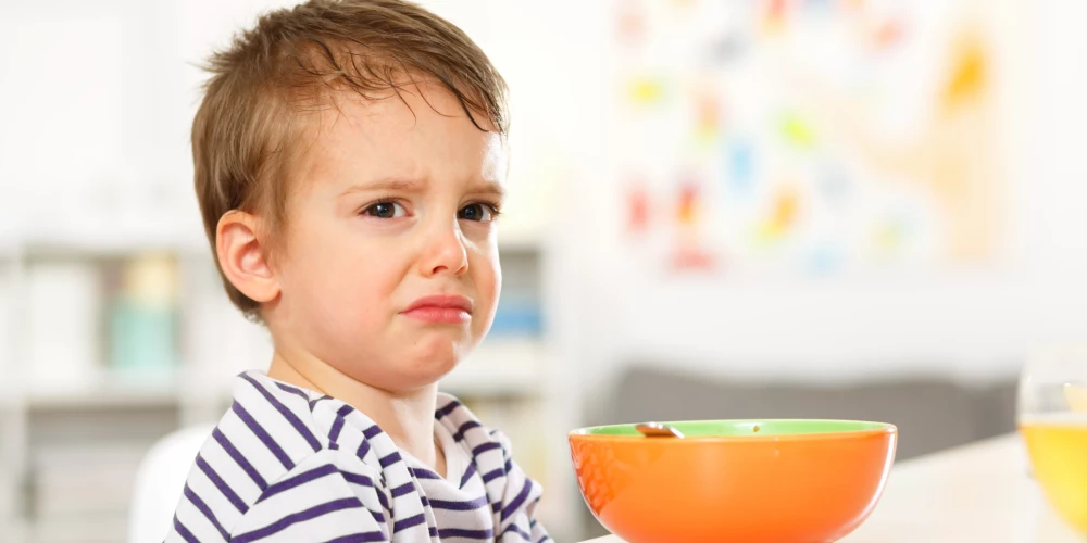 Ko darīt, ja bērns neēd nemaz, vai ēd par daudz?