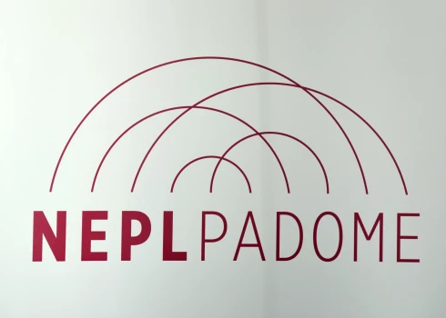 Nacionālās elektronisko plašsaziņas līdzekļu padomes logo.