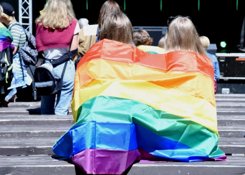 LGBT oficiālais karogs varavīksnes krāsās