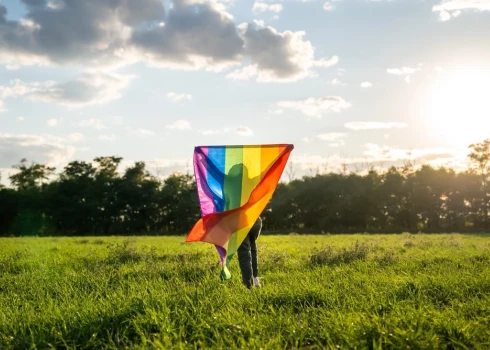 "Esmu piedzimusi sievietes ķermenī un tajā sevi pieņemu ar cieņu un mīļumu, jo zinu, ka savas biseksualitātes dēļ nevienam neesmu ļaundare. Man patīk miksēts stils – gan apģērbā, gan dzīvesveidā," par sevi stāsta Una.