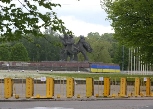 Rīgas dome joprojām neizpauž Uzvaras parkā esošā pieminekļa demontāžas metodes un termiņus