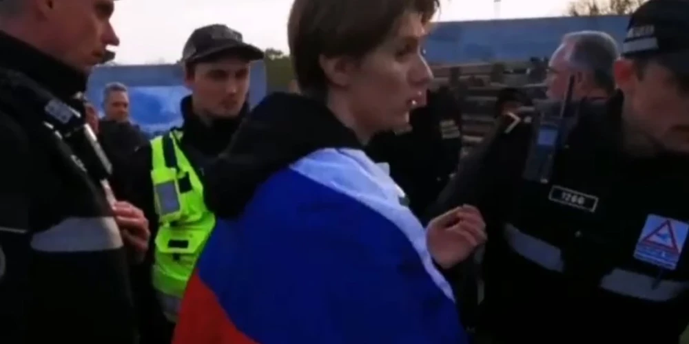 Парня, арестованного 10 мая за российский флаг у памятника в Парке победы, выпустили из изолятора