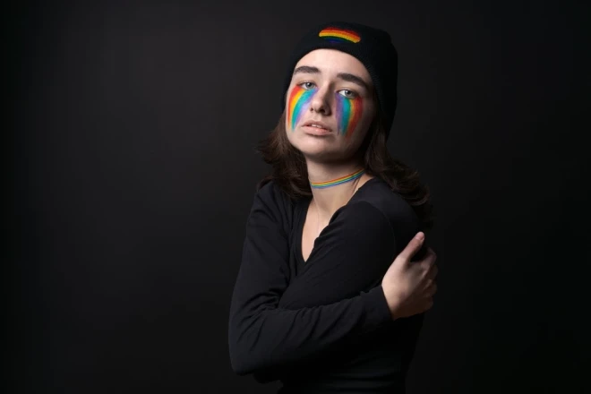"Dedzīgajai sportistei testosterona līmenis ir paaugstināts nepārtraukti. Un tad var gadīties, ka vienā brīdī padsmitgadīgā boksere vai hokejiste aptver – mani seksuāli pievelk nevis puisis, bet komandas biedrene," par jauniešiem, kuri ir sevis izzināšanas meklējumos, saka hipnopsihoterapeite Dace Rolava.