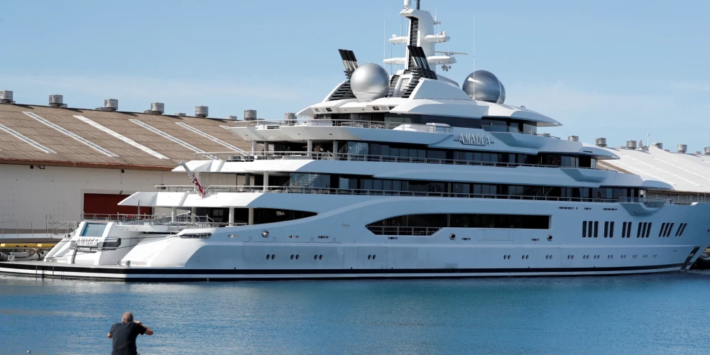 Яхта "Амадеа" (Amadea)