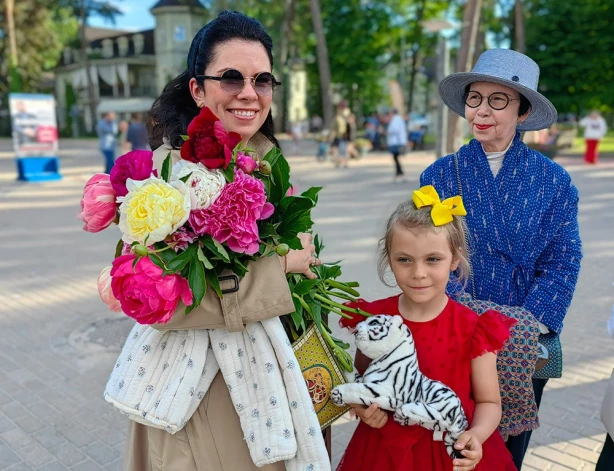 Ar krāšņām un smaržojošām peonijām sveikt gaviļnieku uz koncertu devās māksliniece Kristīne Luīze Avotiņa, viņas meitiņa Lizelote un mamma gleznotāja Ilze Avotiņa.