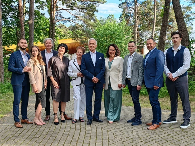 80. jubilejā diriģents un pedagogs Jānis Erenštreits kopā ar ģimeni pozēja fotogrāfam, iemūžinot sirsnīgo kopābūšanu un prieka mirkļus dižajā jubilejā.