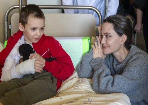 Джоли призвала мир помочь детям, ставшим жертвами войны