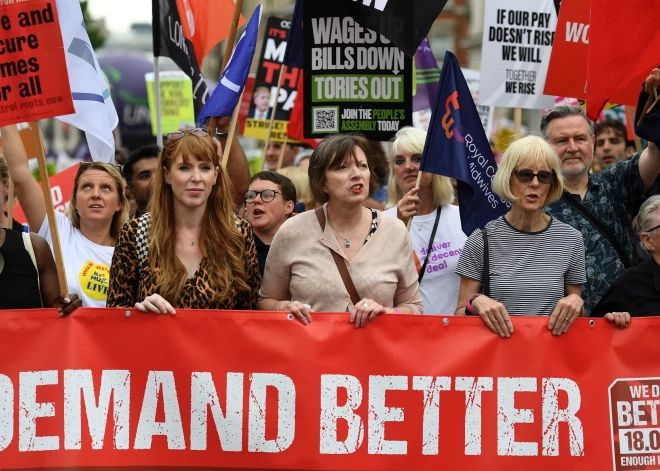 Protestētāji Londonā pieprasa valdībai aktīvāku rīcību dzīves dārdzības krīzē