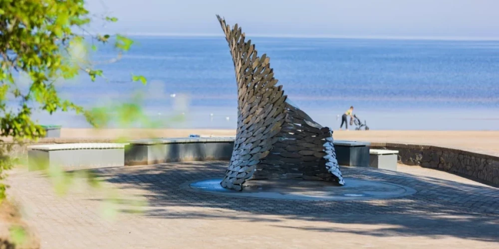 Работа высотой 3,1 метра состоит из 680 стальных пластин в форме рыб