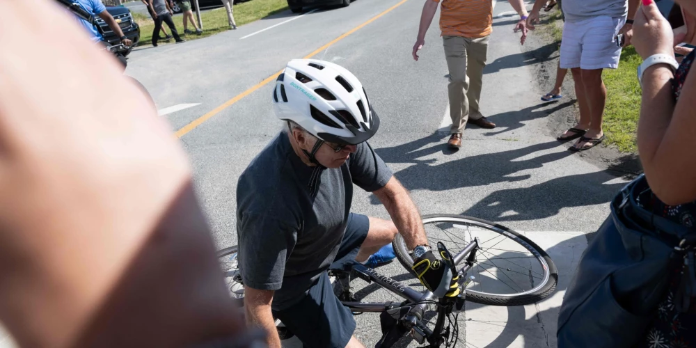 VIDEO: Džo Baidens nokritis no velosipēda. "Man aizķērās kāja"