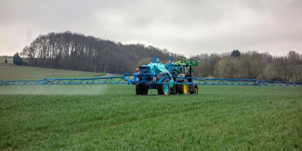 Latvija kopā ar vēl desmit ES valstīm aicina atlikt pesticīdu ierobežošanu