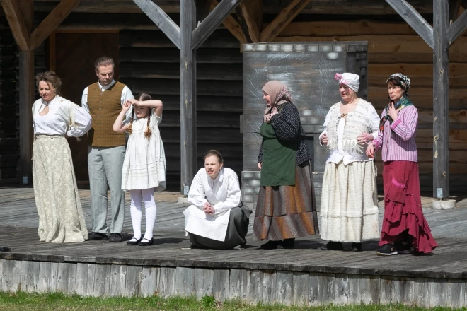 “Skroderdienas Silmačos” pasaules pirmizrādi 1902. gada 30. janvārī teātra kritiķi nolīdzināja līdz ar zemi: tik banāla un slikta izrāde uz latviešu teātra skatuves nebija redzēta!