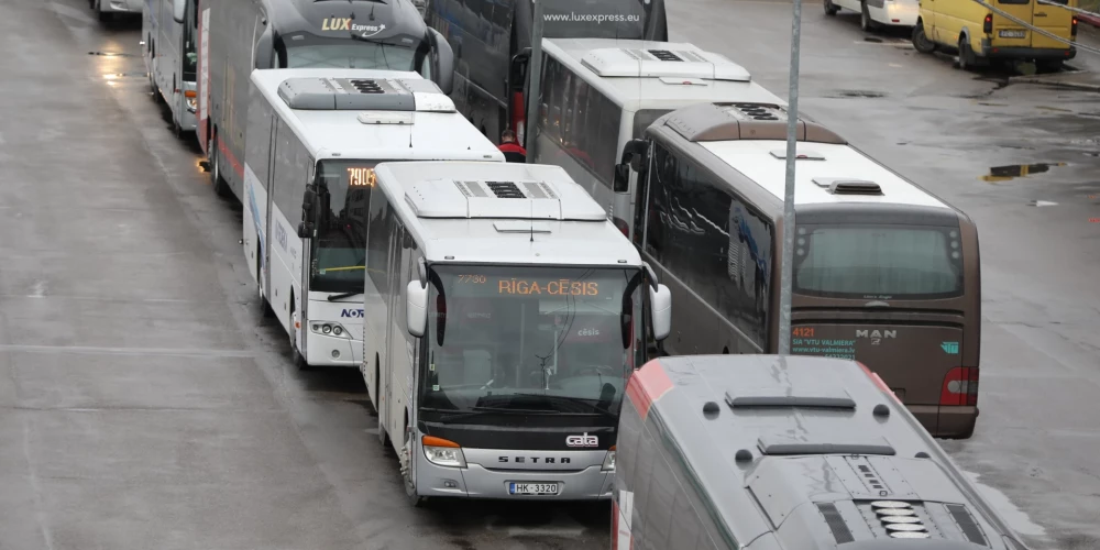 Jāņu brīvdienās izmaiņas vairāk nekā 500 reģionālo autobusu maršrutos
