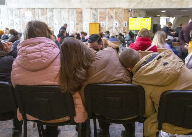 Sabiedrība un uzņēmēji pagurst no Ukrainas bēgļu uzņemšanas, pārliecināts iekšlietu ministrs