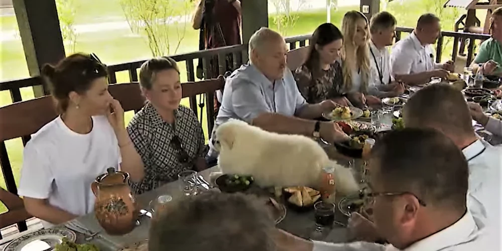 VIDEO: Lukašenko vakariņās ar gubernatoriem uz galda liek savu suni Umku