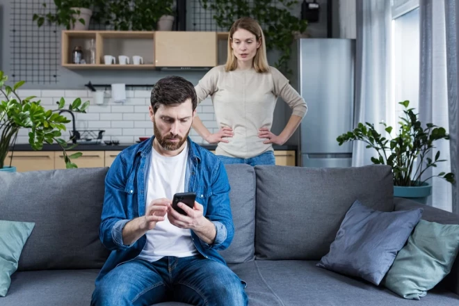 Ko darīt, ja redzi, ka vīrs lielāko daļu laika, kad esat kopā, pavada savā telefonā?