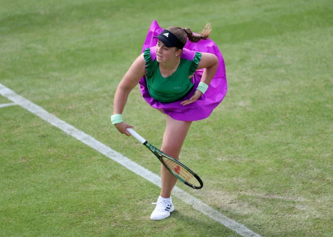 Ostapenko iekļūst Īstbornas "WTA 500" turnīra trešajā kārtā