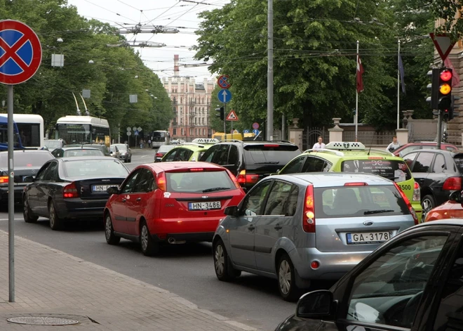 Pēcpusdienā pirms svētku brīvdienām Pierīgā būs palēnināta satiksme