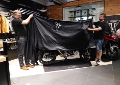 FOTO: tīģera jauda un veiklība. "Triumph" Rīgā prezentējuši savu jauno apvidus motociklu