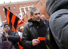 Foto no 2018. gada. Prokrieviskais aktīvists Vladimirs Lindermans piedalās Eiropas Parlamenta deputātes, Latvijas Krievu savienības līderes Tatjanas Ždanokas rīkotajā gājienā, protestējot pret grozījumiem likumā par pakāpenisku pāreju uz mācībām latviešu valodā vidusskolās.