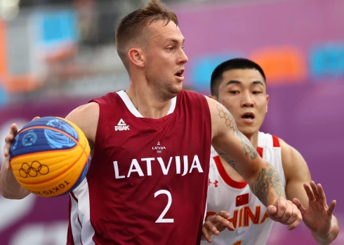 Latvijas 3x3 basketbola izlase ar Ķīnu pēdējo reizi spēkojās Tokijas olimpiskajās spēlēs, kad mūsu vīriem izdevās izcīnīt smagu uzvaru. 