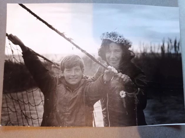 Ar dēlu Raivo pie zvejnieku tīkla. Uzņemts vasaras atpūtā pie jūras Svētciemā.