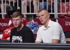 FOTO: Porziņģis, Bertāns un citas sporta zvaigznes vēro Latvijas basketbolistu uzvaru