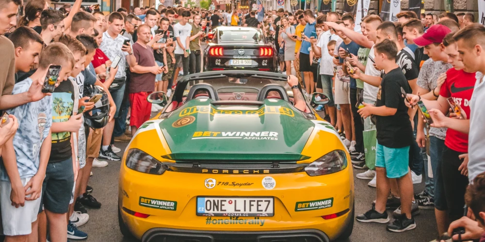 100 суперкаров на улицах Риги