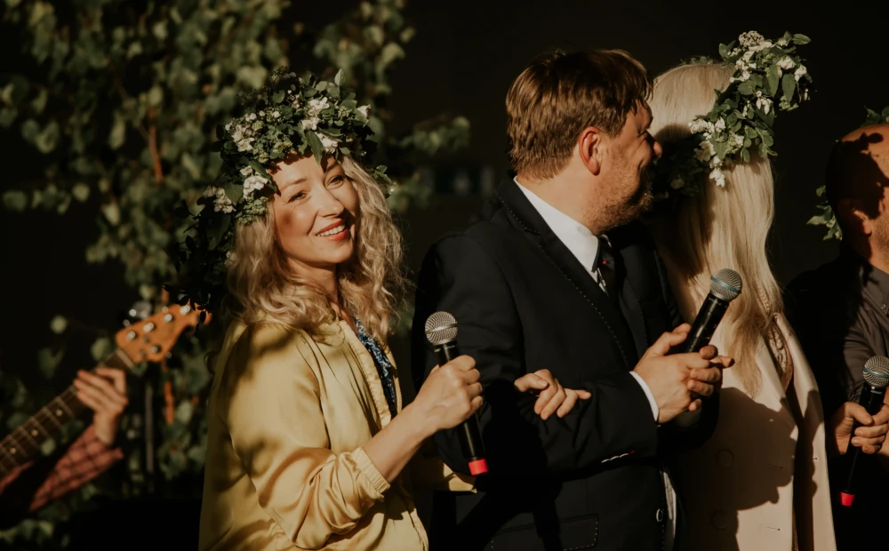 PHOTO: Latvian actors sing a concert performance dedicated to the film “Limousine in the Color of Midsummer Night” on the Roja stage