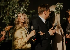 FOTO: latviešu aktieri Rojas estrādē izdzied filmai "Limuzīns Jāņu nakts krāsā" veltīto koncertuzvedumu