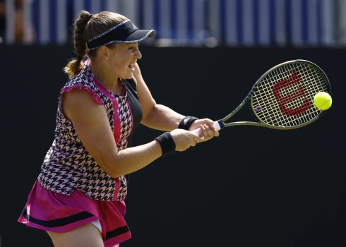 Latvijas sieviešu tenisa pirmā rakete Aļona Ostapenko Īstbornas "WTA 500" sērijas turnīra pusfinālā