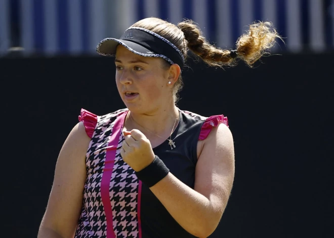 Ostapenko Īstbornā sasniedz arī dubultspēļu finālu