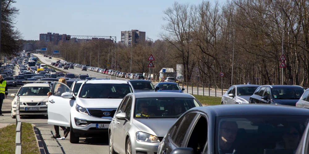 Nedēļas nogalē Latvijas reģionos palielināsies satiksmes intensitāte uz valsts autoceļiem