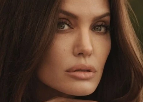 Роскошная Анджелина Джоли украсила обложку глянца и восхитилась украинцами
