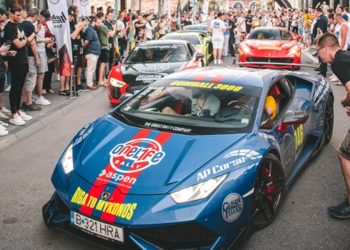 ФОТО: впервые в Риге! 100 суперкаров встретились на одной площадке