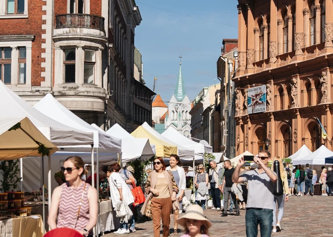 Trešdien, 22. jūnijā, Doma laukumā norisinājās 25. Zāļu tirgus. Kā allaž rīdziniekiem un pilsētas viesiem zemnieki bija sarūpējuši bagātīgu cienastu klāstu Līgo un Jāņu svinībām, savukārt, amatnieki - pinumus, keramikas un koka izstrādājumus, adījumus un rotas. Svētku noskaņas Vecrīgas sirdī uzbūra arī plašs mākslinieku pulks.