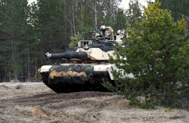 Ādažu poligonā norisinās ASV organizētās 68.bruņotā pulka 1.bataljona tanku "M1 Abrams" mācības.Alūksnietim Jurijam Stilvem citā starpā Krievijas specdienests uzdeva noskaidrot, vai Latvijā ir amerikāņu tanki "Abrams". Diezgan dīvains uzdevums, jo īpaši tas nav slēpts. Attēlā – ASV karavīru mācības 2017. gadā Ādažu poligonā, tajā pašā gadā, kad aizturēja Stilvi. 