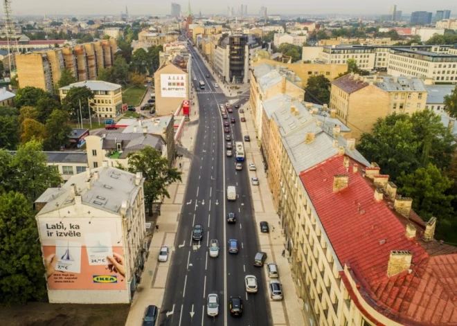 Lai mazinātu karstuma ietekmi Rīgā, šonakt tiks uzsākta ielu laistīšana