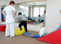 Bērnu klīniskās universitātes slimnīcas "Gaiļezers" fizioterapeite kopā ar bērniem demonstrē jauno inventāru renovētajā slimnīcas rehabilitācijas un fizioterpijas zālē.