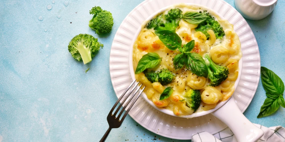 Ziedkāposts ar makaroniem siera mērcē