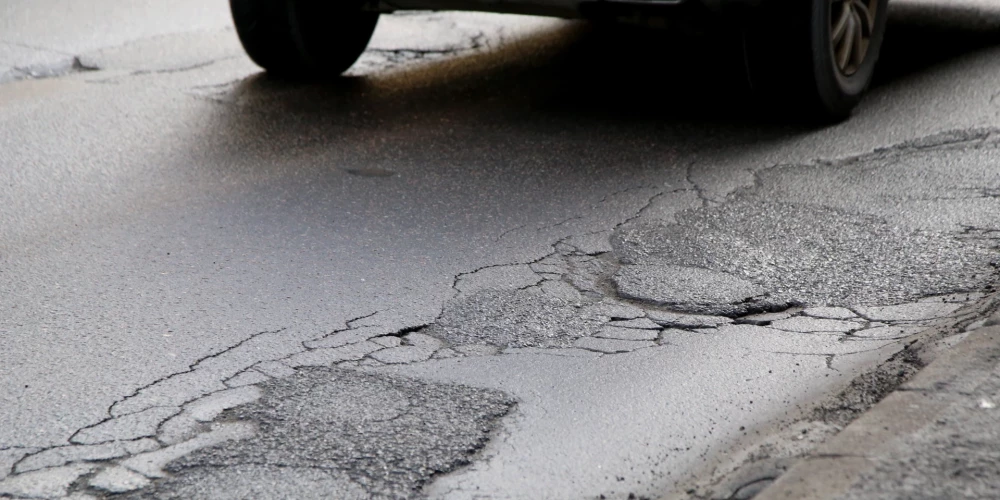 Par izsvīdumiem, kas karstā laikā radušies uz nokalpojušajiem asfalta segumiem, aicina ziņot LVC