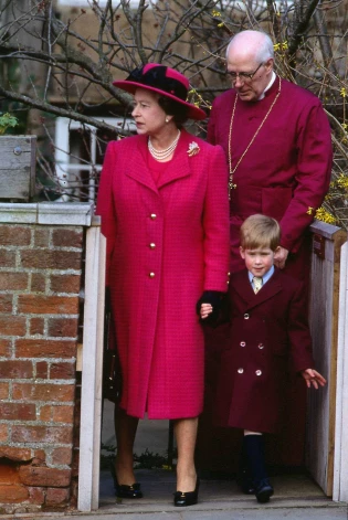 Karaliene Elizabete II ar mazdēlu princi Hariju 1989. gadā, dodoties prom no dievkalpojuma.